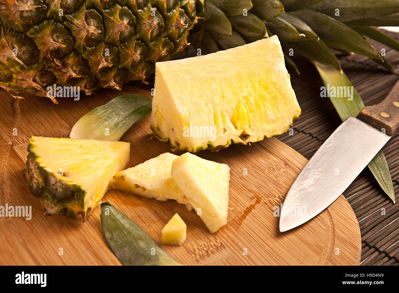 Ananas tranche fraîche sur une planche en bois Banque D'Images