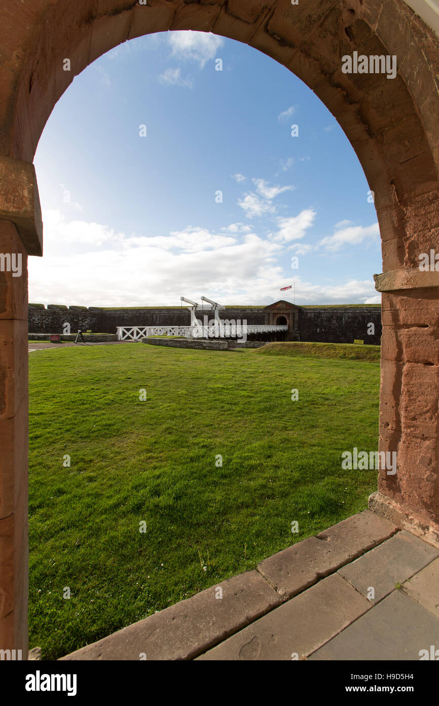 Fort George en Écosse. La passerelle soulevées et pont-levis, d'entrée les fortifications principales de Fort George. Banque D'Images