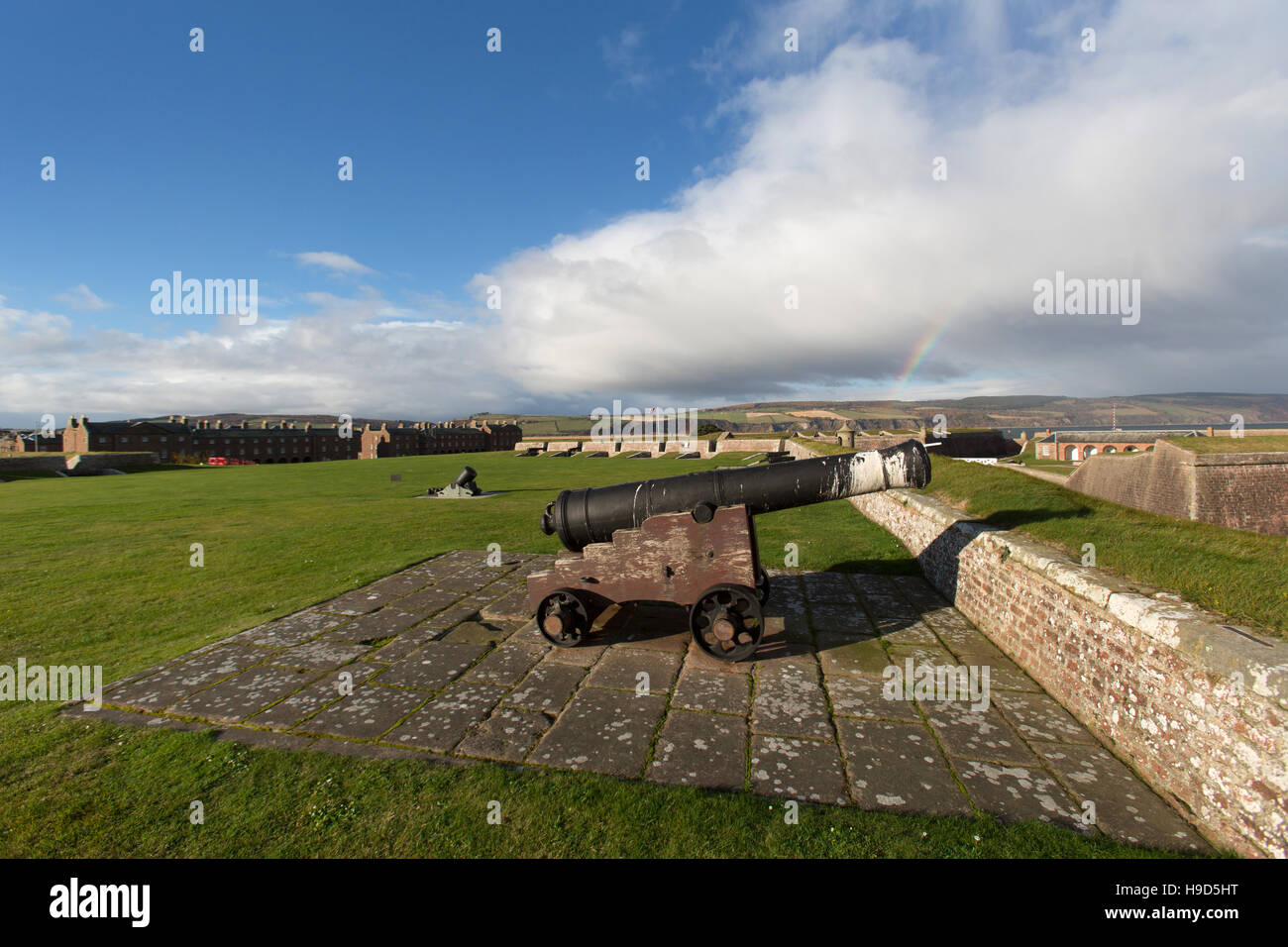 Fort George en Écosse. Un arc-en-ciel sur le bastion du Prince de Galles sur le 18ème siècle des remparts du fort George. Banque D'Images