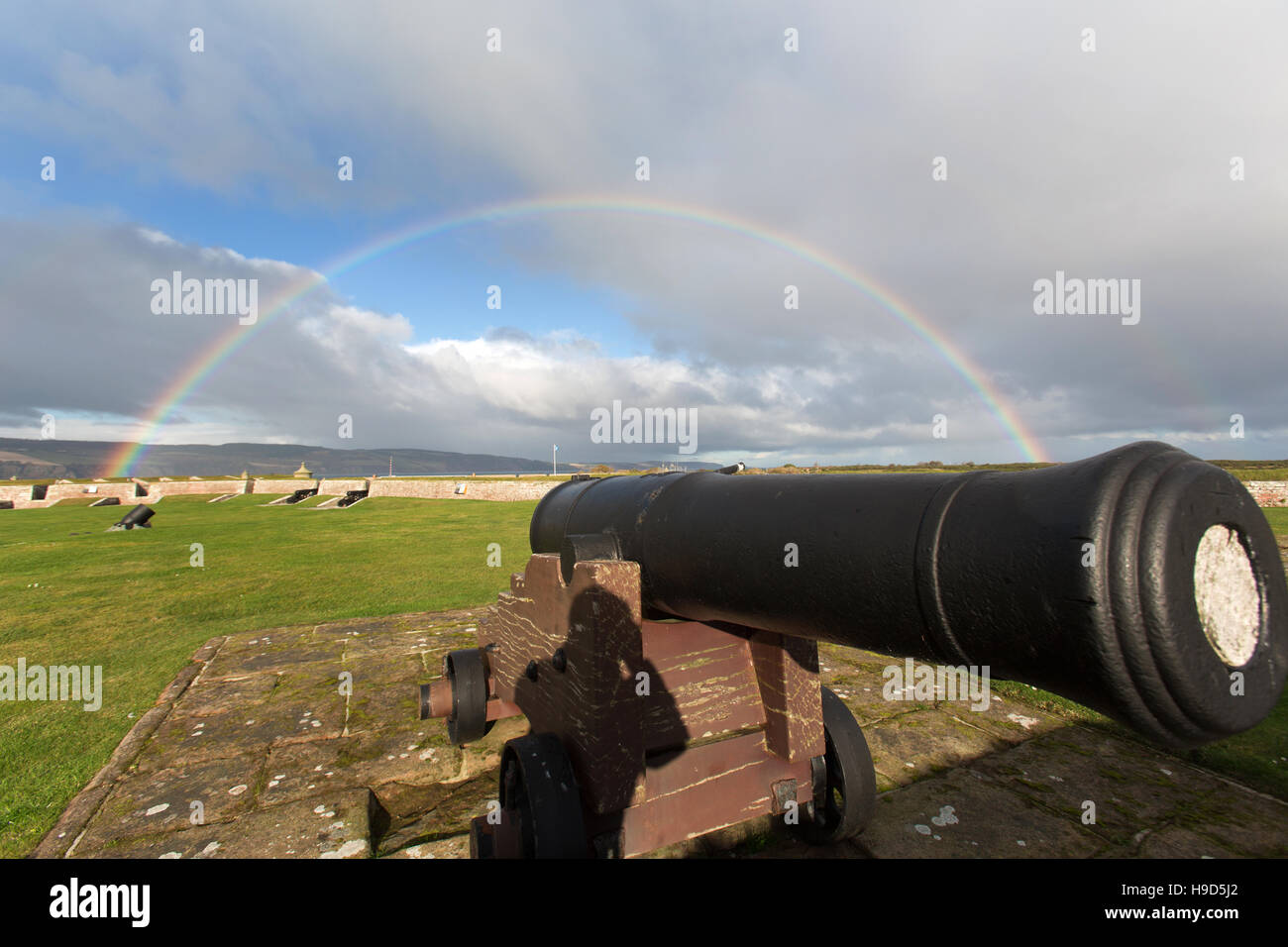 Fort George en Écosse. Un arc-en-ciel sur le bastion du Prince de Galles sur le 18ème siècle des remparts du fort George. Banque D'Images