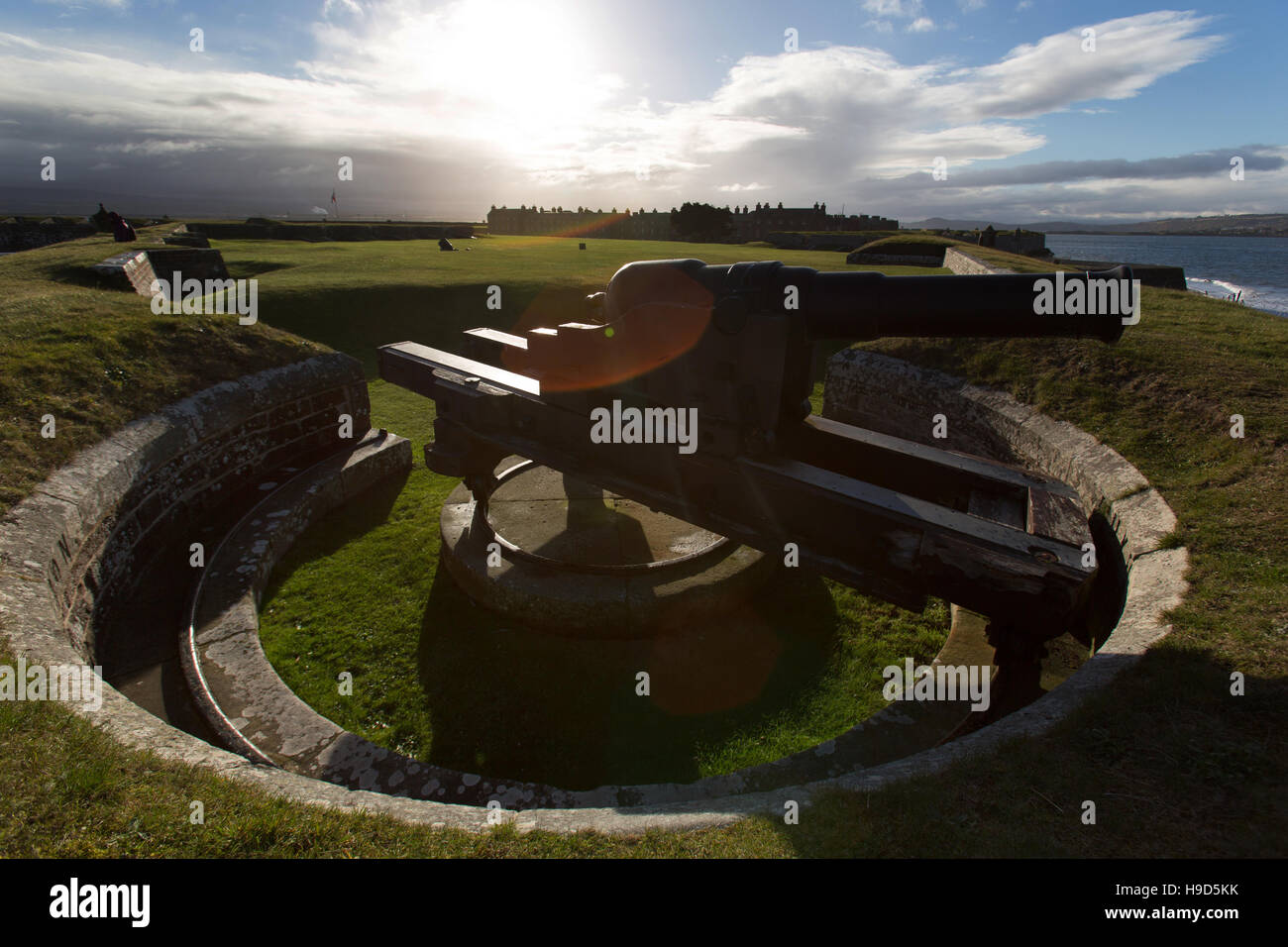Fort George en Écosse. En silhouette sur le canon 64 RML, situé sur le fort George, duc de Cumberland's Bastion. Banque D'Images