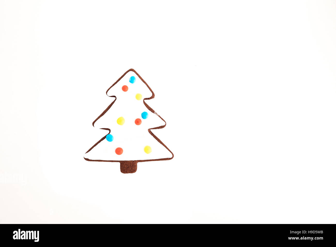 Arbre de Noël décoré cookie. Isolé sur un fond blanc. Copy space Banque D'Images