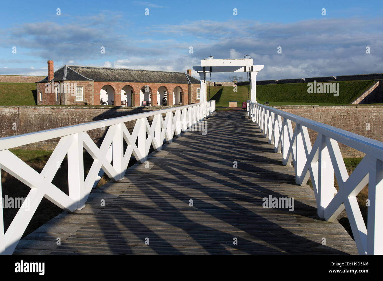 Fort George en Écosse. La passerelle soulevées et pont-levis, d'entrée les fortifications principales de Fort George. Banque D'Images