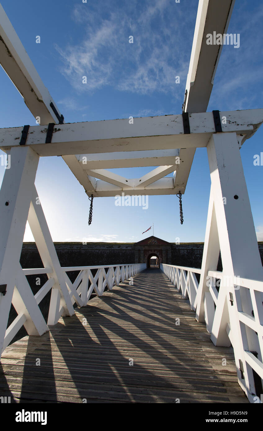 Fort George en Écosse. La passerelle soulevées et pont-levis, d'entrée les fortifications principales de Fort George. Banque D'Images