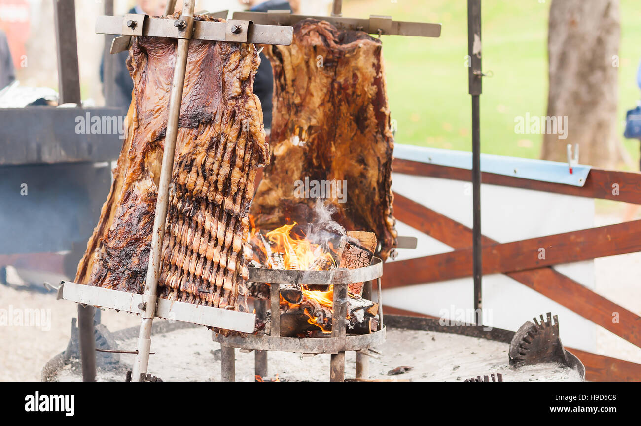 Asado, barbecue traditionnel en Argentine, un plat de viande rôtie de boeuf cuit sur un gril vertical placé autour de fire Banque D'Images