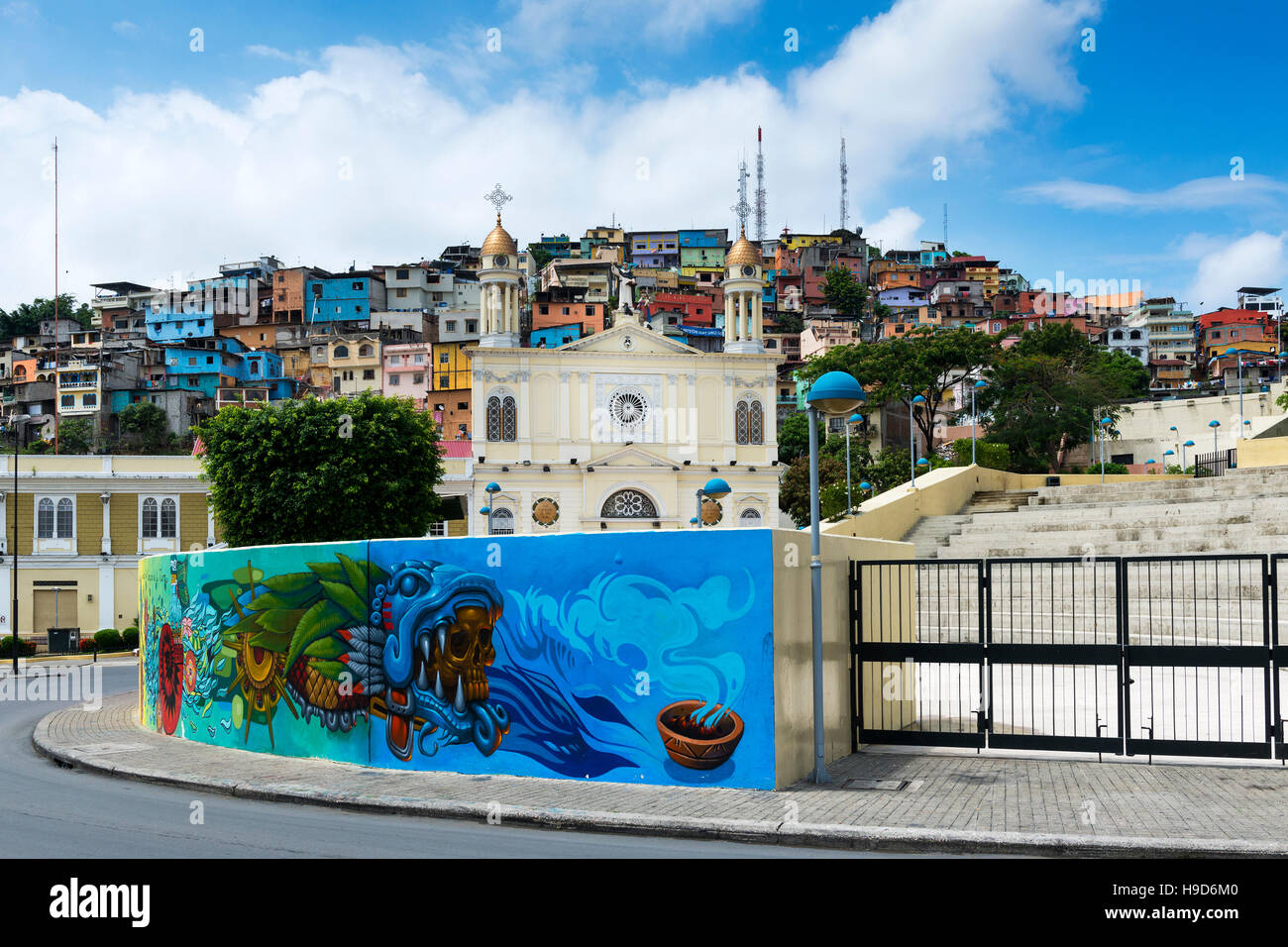 Guayaquil, Équateur - le 21 janvier 2014 : Vue de la ville de Guayaquil avec église et maisons colorées en Equateur, l'Amérique du Sud. Banque D'Images