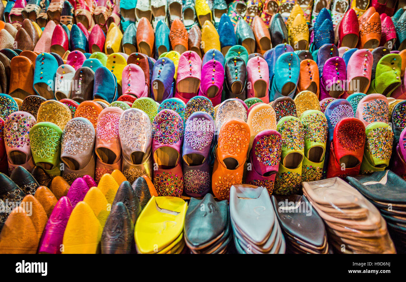 Traditionnel aux couleurs vives, en cuir marocain fait main chaussons en vente dans le souk Banque D'Images