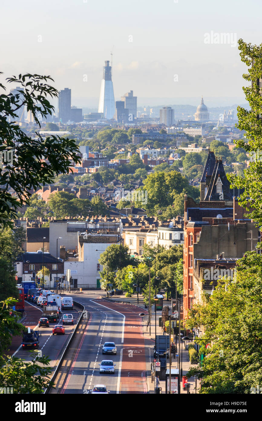 Vue vers le sud le long de la route d'Archway à la ville de Londres, à partir d'Hornsey Road Bridge, North Islington, Londres, Royaume-Uni, Juillet 2011 Banque D'Images