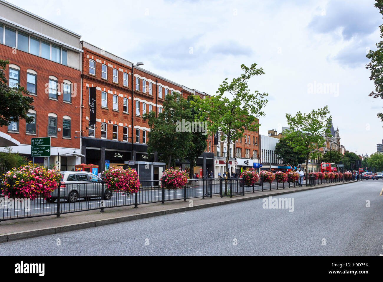 Vue vers le sud le long de Holloway Road, au nord de Londres, au Royaume-Uni, après le resurfaçage et avant de signalisation avait été appliqué Banque D'Images