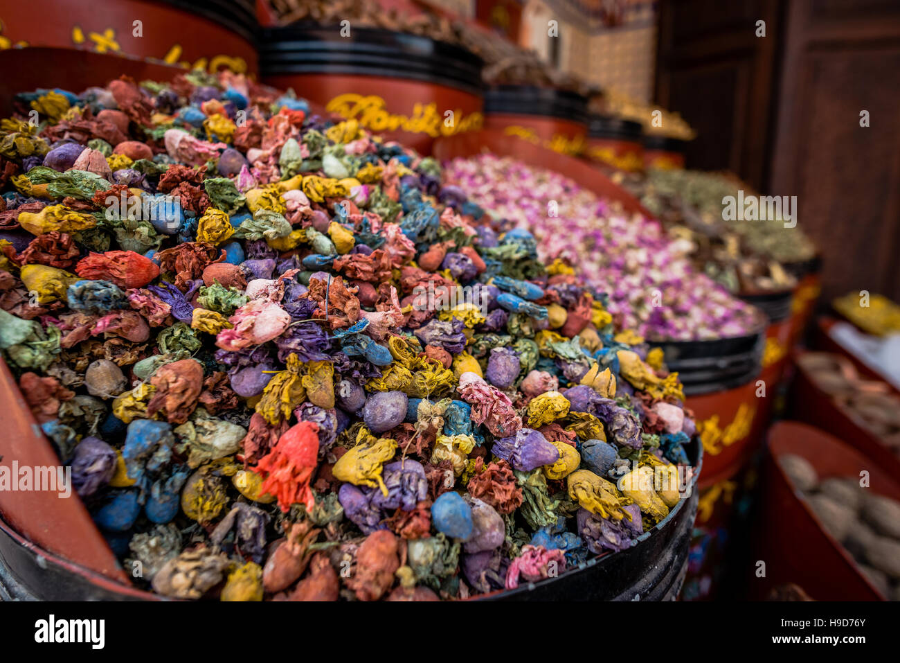 Fleurs de cactus séché colorés, des herbes et des épices dans le marché traditionnel marocain à Marrakech. Banque D'Images