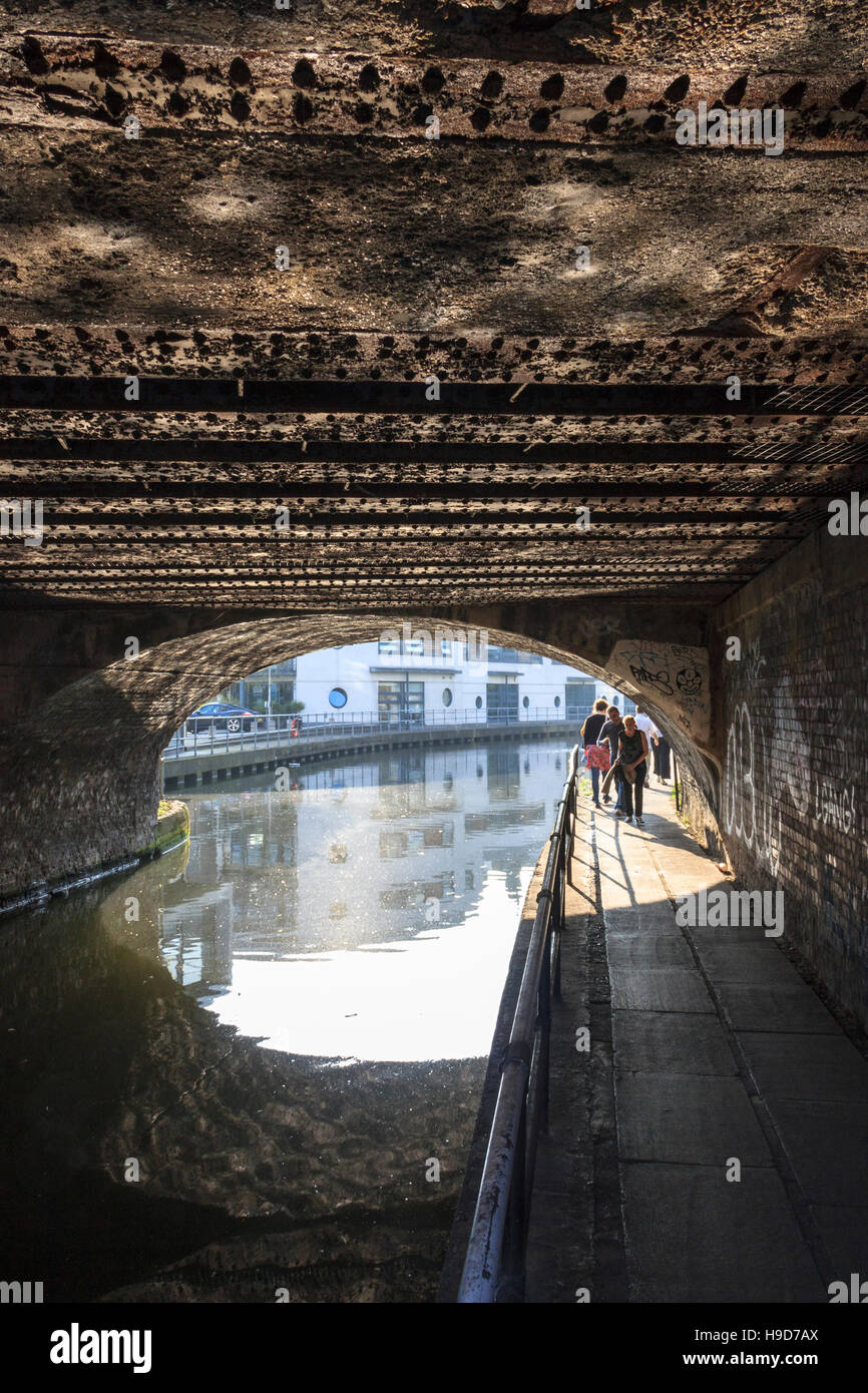 Chemin de halage sous un pont sur le Regent's Canal, St Pancras, London, UK Banque D'Images