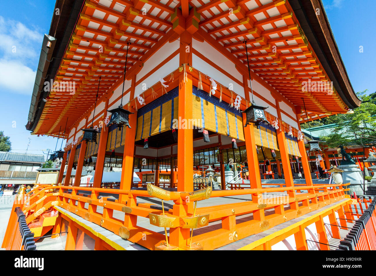 Le Japon, Koyto, sanctuaire Shinto Fushimi Inari. Angle de vue grand angle ouvert orné de vermilion bâtiment de scène en plein soleil. Banque D'Images