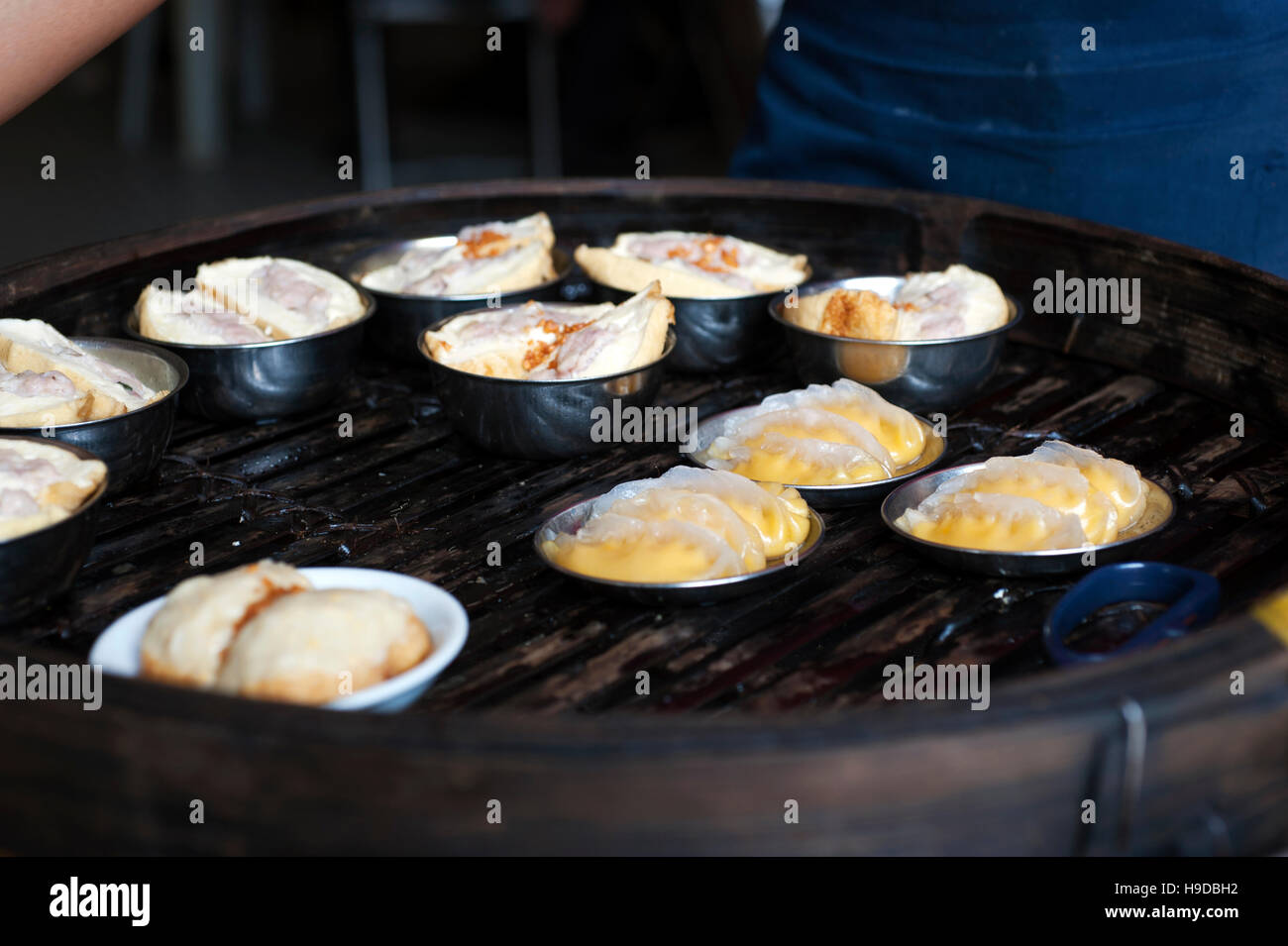 Boulettes de porc et de crevettes servis à Aik Hoe, un restaurant de dim sum cantonais fondée par des immigrants dans les années 1960, Penang. Banque D'Images