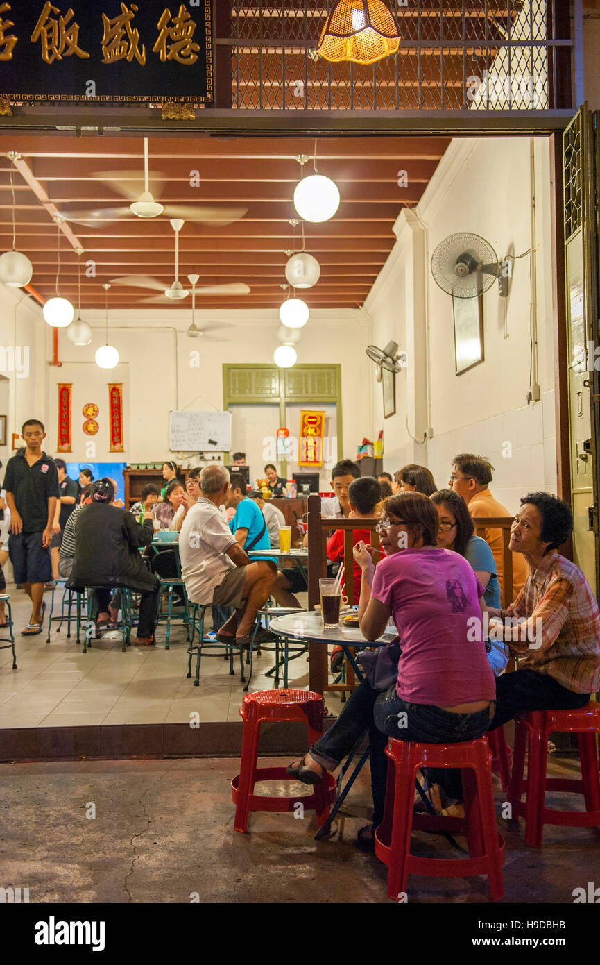 L'heure du dîner à Tek Sen, un célèbre restaurant chinois local sur Carnavon Street à George Town, Penang, Malaisie. Banque D'Images