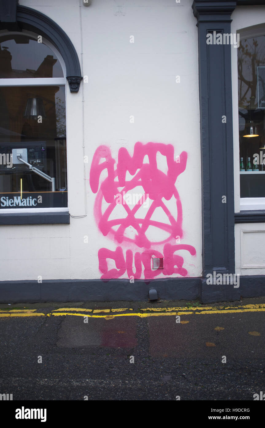 Anty 'Jude' ('Les Juifs') et un slogan barré étoile de David : l'antisémitisme graffitis pulvérisé en Tunbridge Wells, Angleterre Banque D'Images