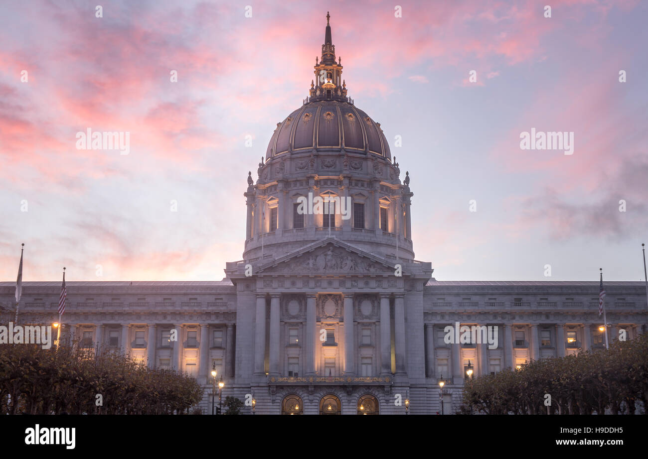 Coucher de soleil sur San Francisco City Hall Banque D'Images