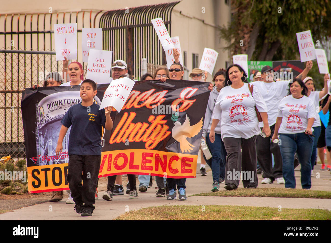 Les Hispaniques locales mars à Santa Ana, CA, à un rassemblement contre la violence de rue dans la communauté. Remarque bannière avec signe. Remarque T shirts Banque D'Images