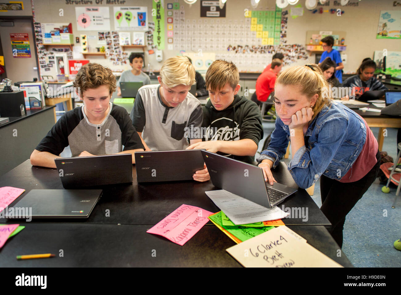 Caucasian middle school Sciences, technologies, ingénierie et mathématiques) les élèves utilisent les ordinateurs portables Chromebook de Google dans la classe de sciences à Mission Viejo, CA. Banque D'Images