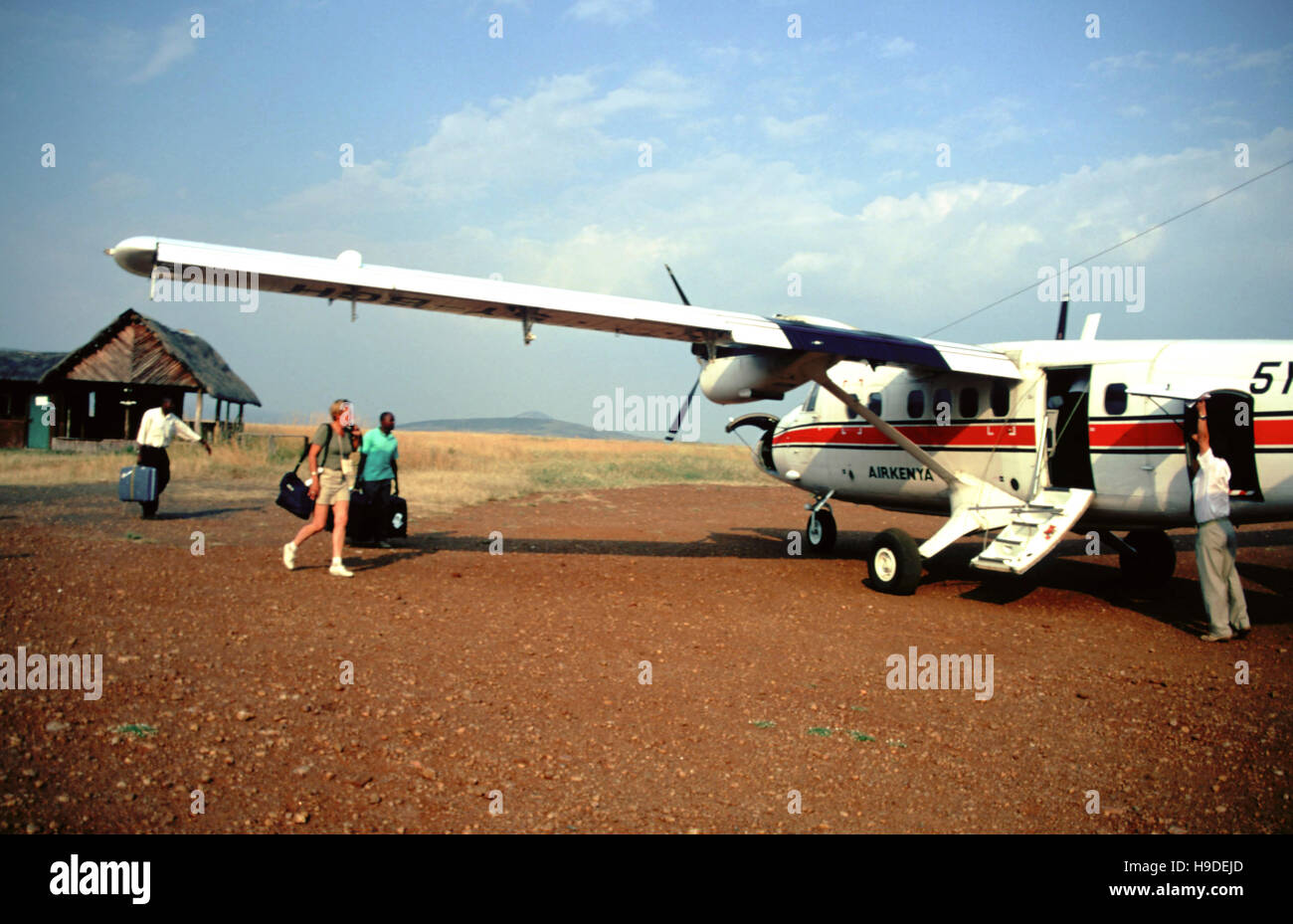 Les touristes au départ de safari à une piste d'atterrissage dans le Masai Mara National Reserve, Kenya, Kenya Air Banque D'Images