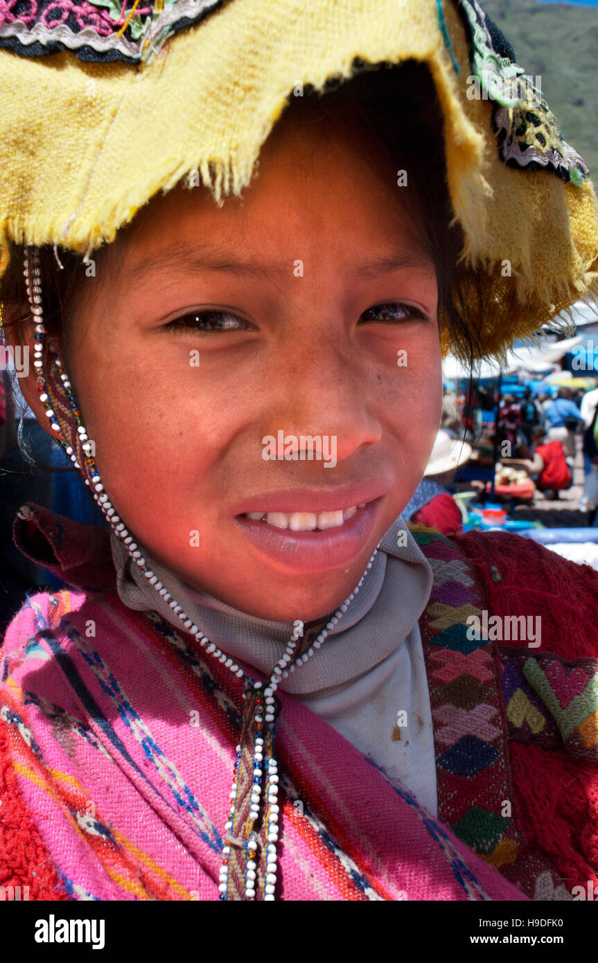 La vallée sacrée, Pisac, Pérou. Jeune fille en costume traditionnel de Pisac Dimanche Jour de marché. Pisac. Vallée Sacrée. Pisac Pisac, ou en quechua, est Banque D'Images