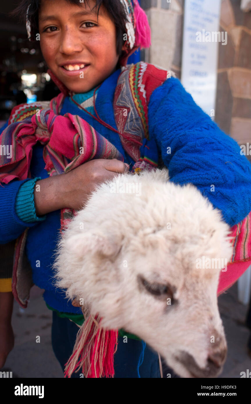 La vallée sacrée, Pisac, Pérou. Enfants habillés en costume traditionnel de Pisac Dimanche Jour de marché. Pisac. Vallée Sacrée. Pisac Pisac, ou en quechua, est une Banque D'Images