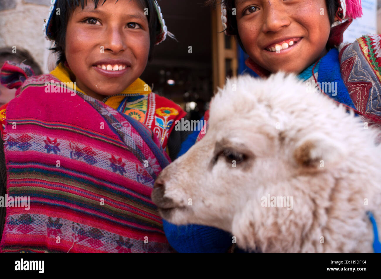 La vallée sacrée, Pisac, Pérou. Enfants habillés en costume traditionnel de Pisac Dimanche Jour de marché. Pisac. Vallée Sacrée. Pisac Pisac, ou en quechua, est une Banque D'Images