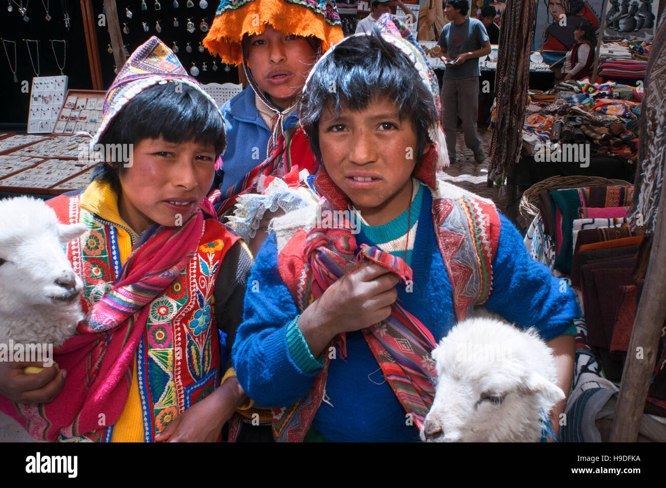 La vallée sacrée, Pisac, Pérou. Enfants habillés en costume traditionnel de Pisac Dimanche Jour de marché. Pisac. Vallée Sacrée. Pisac Pisac, ou en quechua, est une Banque D'Images