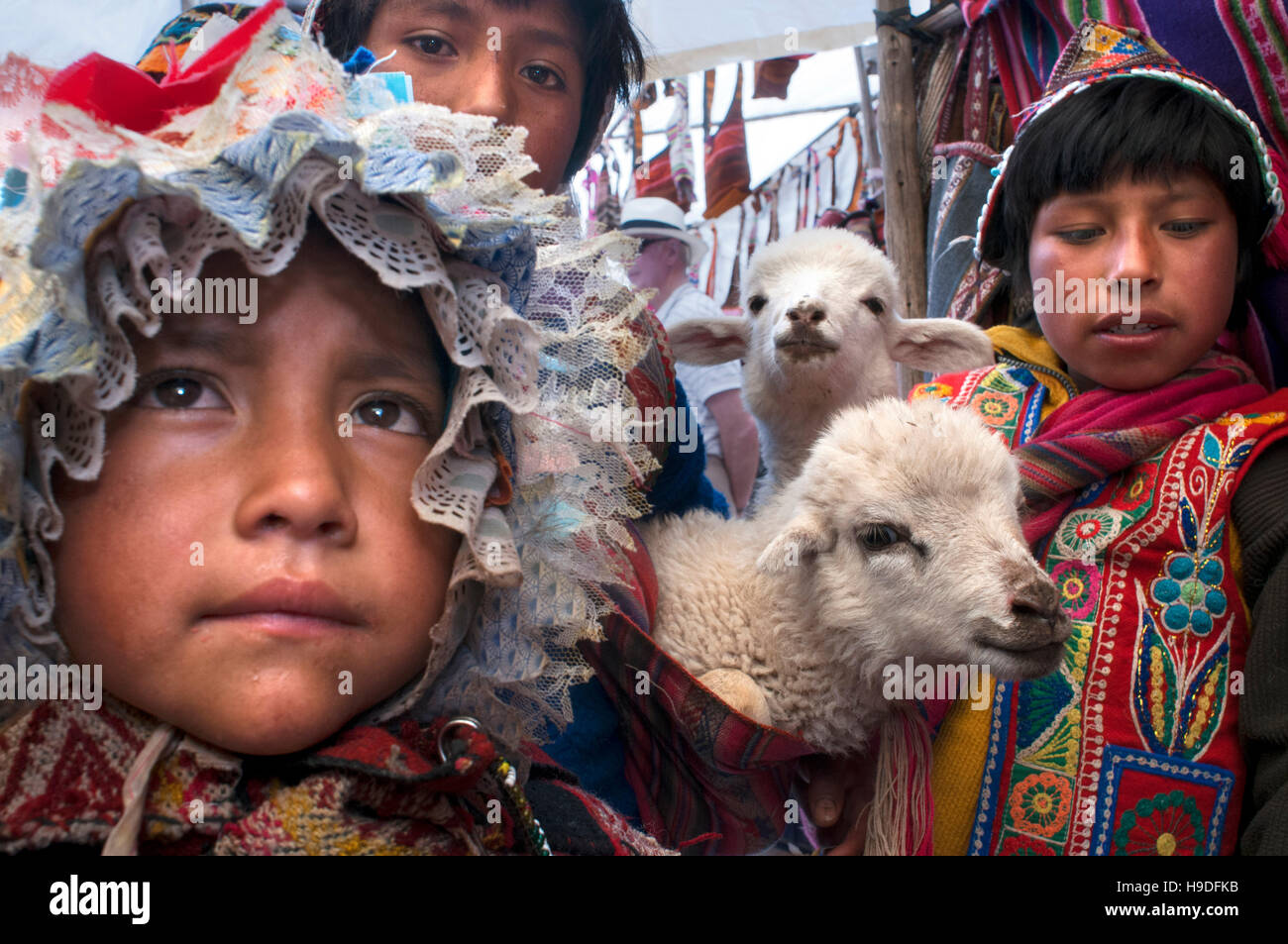 La vallée sacrée, Pisac, Pérou. Enfants habillés en costume traditionnel de Pisac Dimanche Jour de marché. Pisac. Vallée Sacrée. Pisac Pisac, ou en quechua, est une Banque D'Images