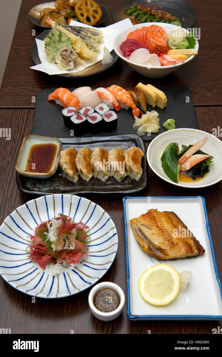 Une sélection de plats japonais sushi tempura,inc.,donburi yakiudon