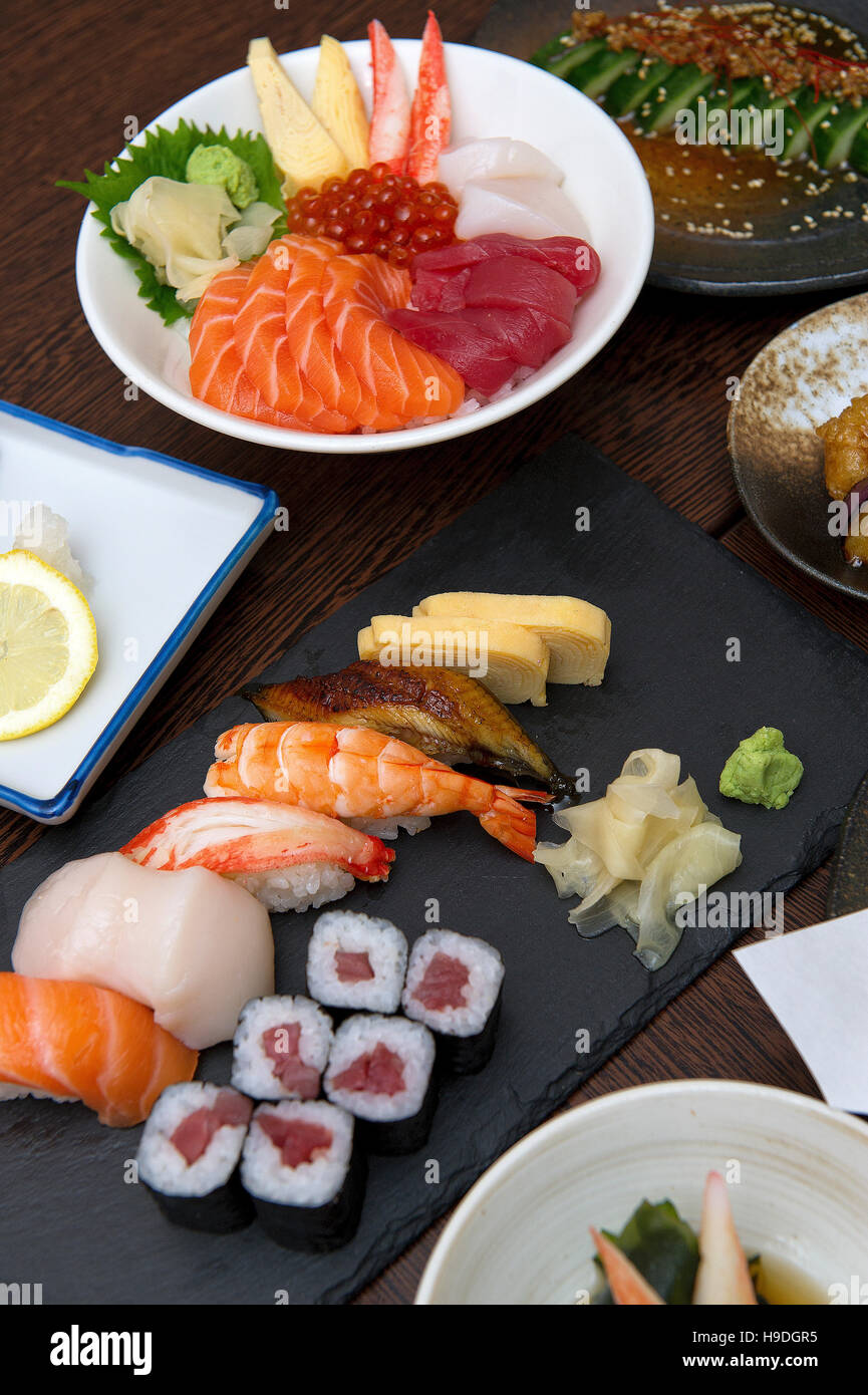 Une sélection de plats japonais sushi tempura,inc.,donburi yakiudon,nouilles teriyaki,,,tonkatsu,katsu,gyoza,karaage,kozara.a Banque D'Images