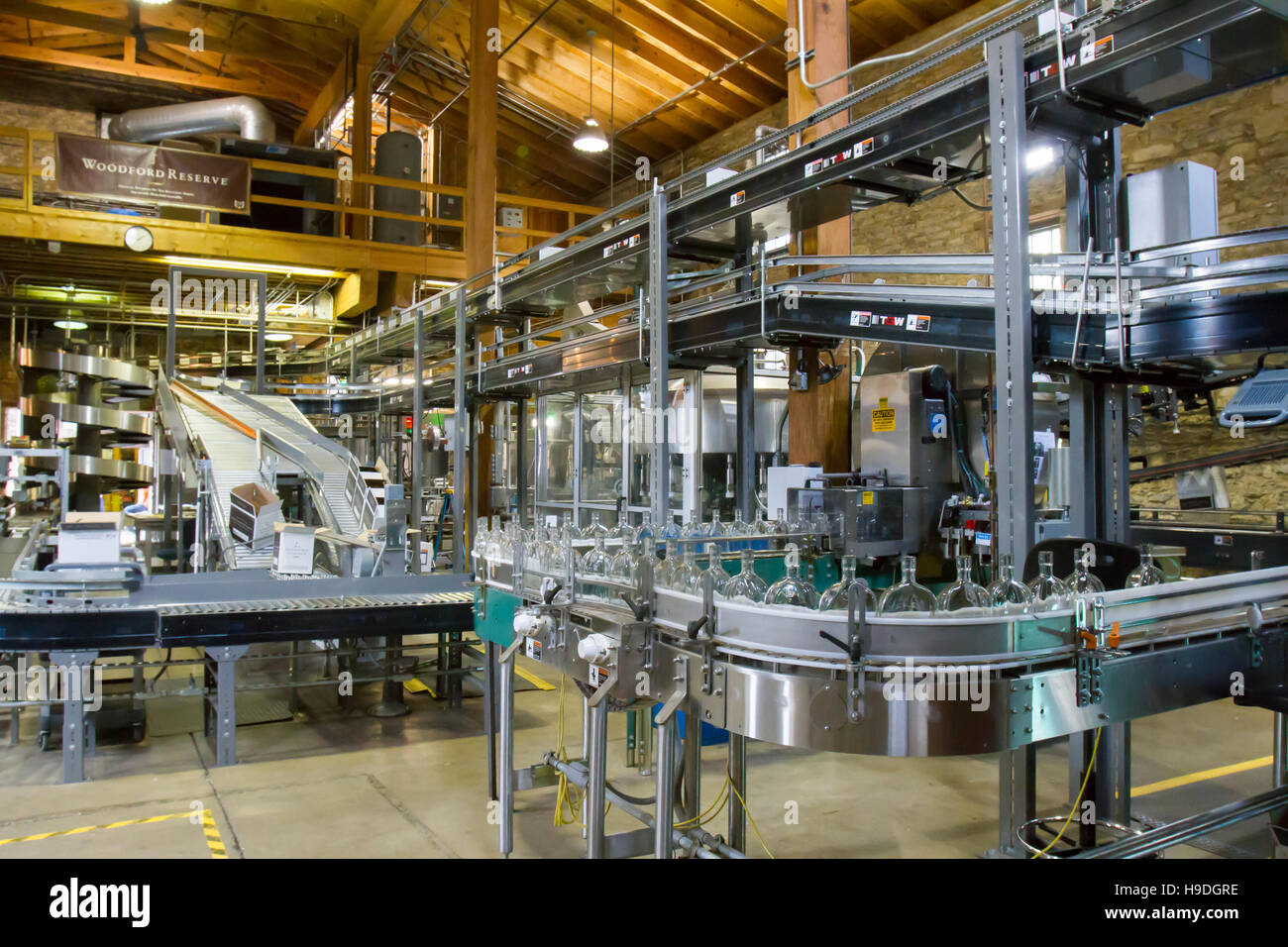 Versailles, KY, USA - 19 octobre 2016 : processus de mise en bouteille à l'intérieur de réserves. usine distillerie Woodford Banque D'Images