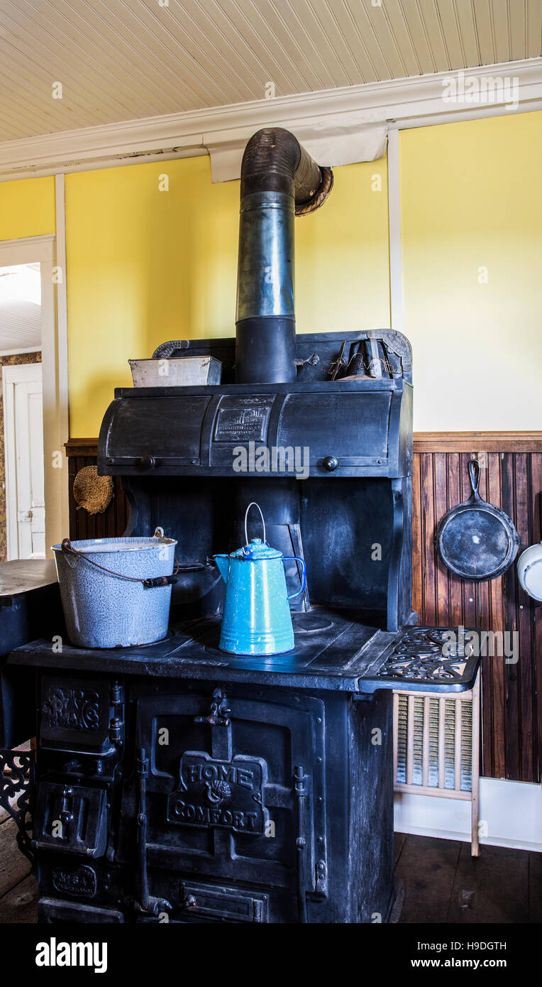 Cuisine de style champêtre avec un ancien poêle à charbon ou poêle à bois  avec une cafetière en porcelaine et un seau, Colorado, USA, intérieur  d'hiver Photo Stock - Alamy