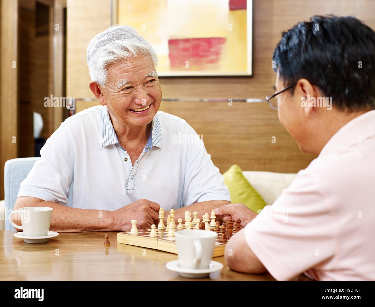 Deux hommes jouant aux échecs asiatiques à la maison de jeux Banque D'Images