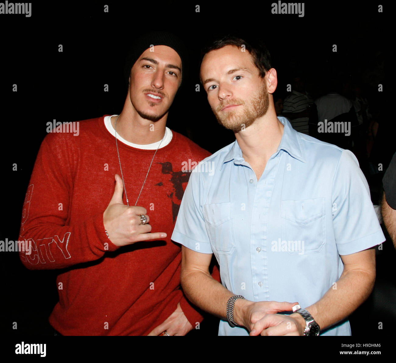 Acteurs Christopher Masterson, droite, et Eric Balfour à l'Ultimate Fighting Championship UFC 65 à l'Arco Arena de Sacramento, CA, le 18 novembre 2006. Crédit photo : Francis Specker Banque D'Images