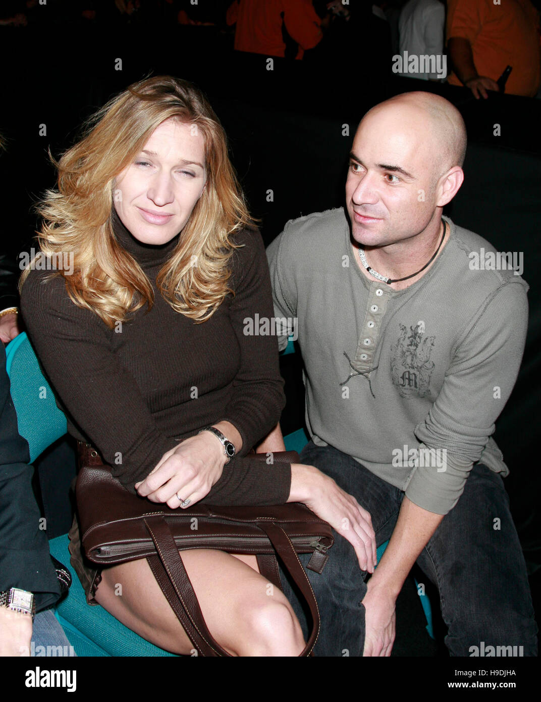 Steffi Graf, Andre Agassi, à gauche et à l'Ultimate Fighting Championship Champion UFC 66 à la MGM Grand Garden Arena de Las Vegas le 30 décembre 2006. Crédit photo : Francis Specker Banque D'Images
