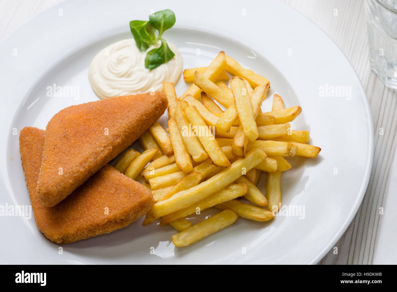 Le fromage frit avec frites et sauce tartare Banque D'Images