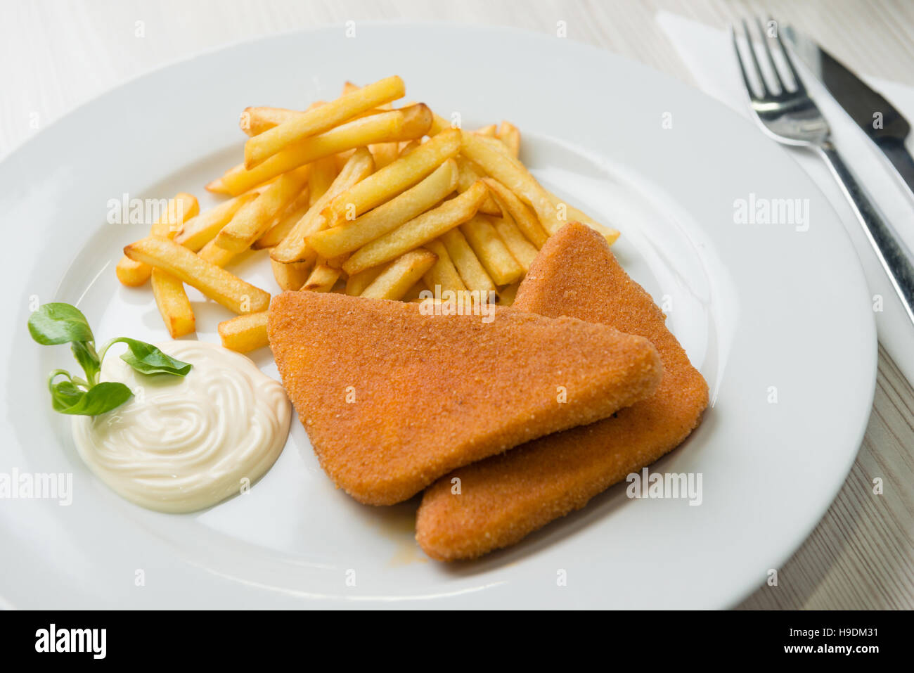 Le fromage frit avec frites et sauce tartare Banque D'Images