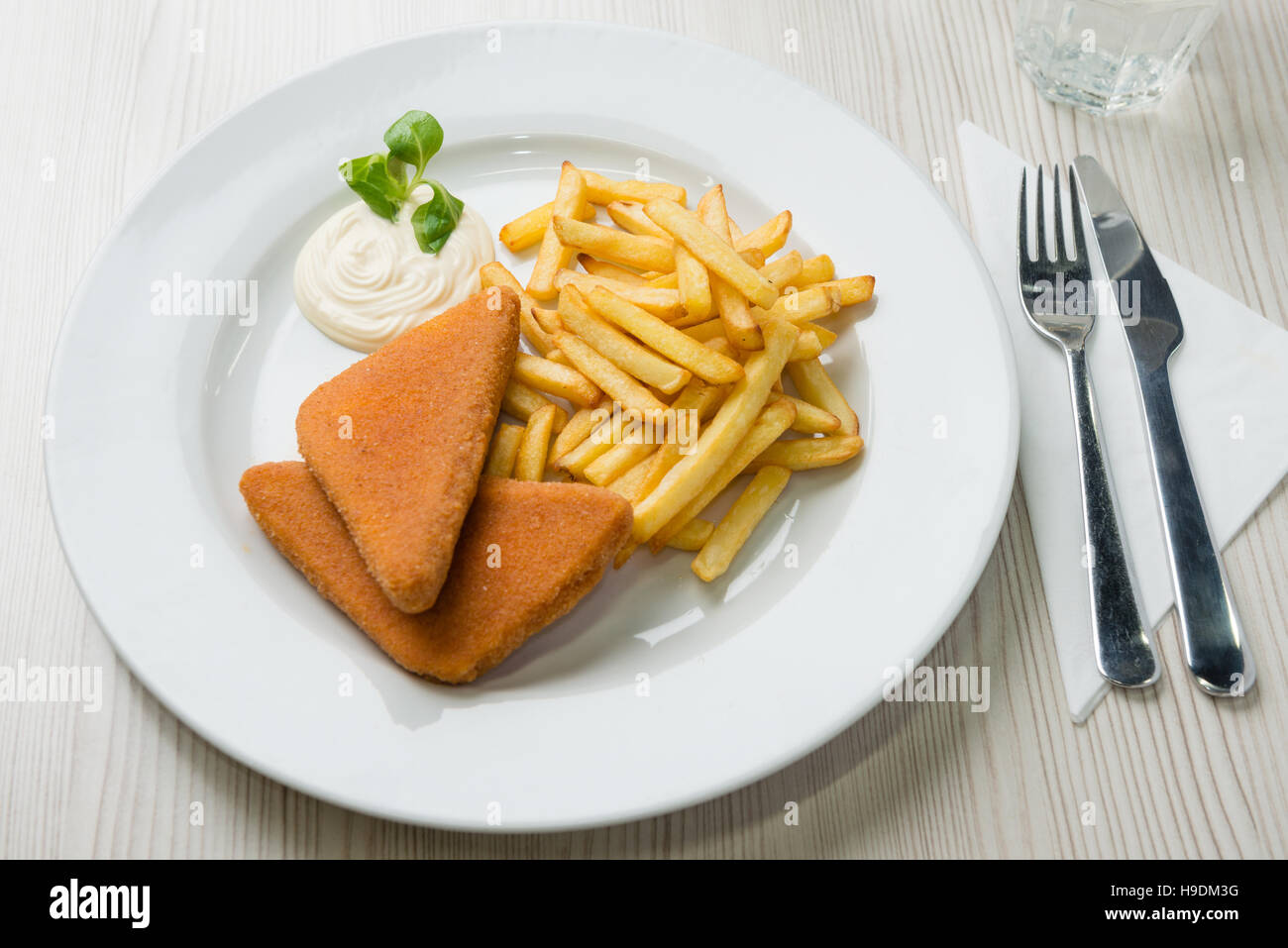 Le fromage frit avec frites et sauce tartare Banque D'Images