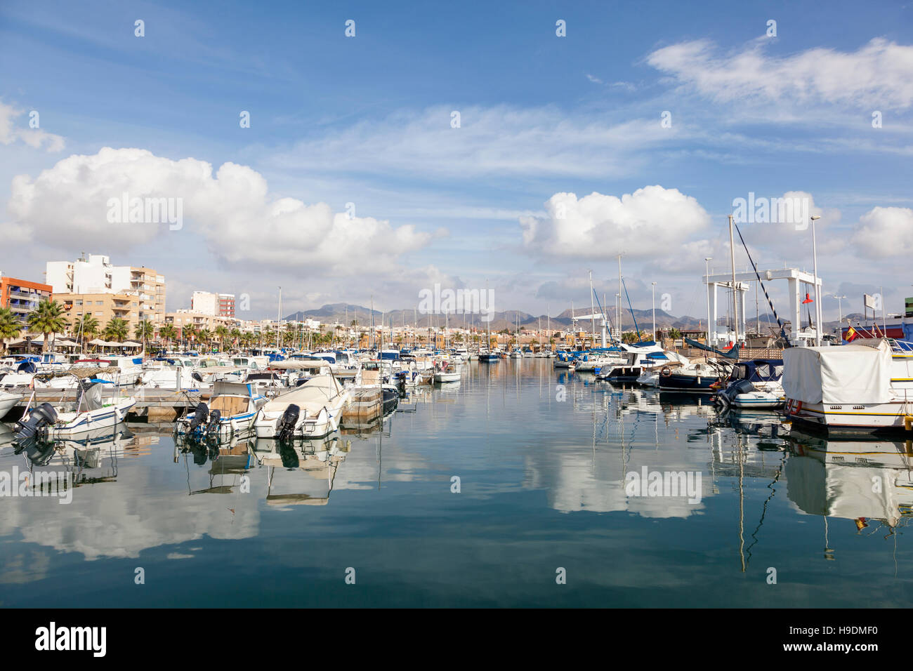 Yachts et bateaux dans la marina de Puerto de Mazarron. Costa Blanca, Espagne Banque D'Images