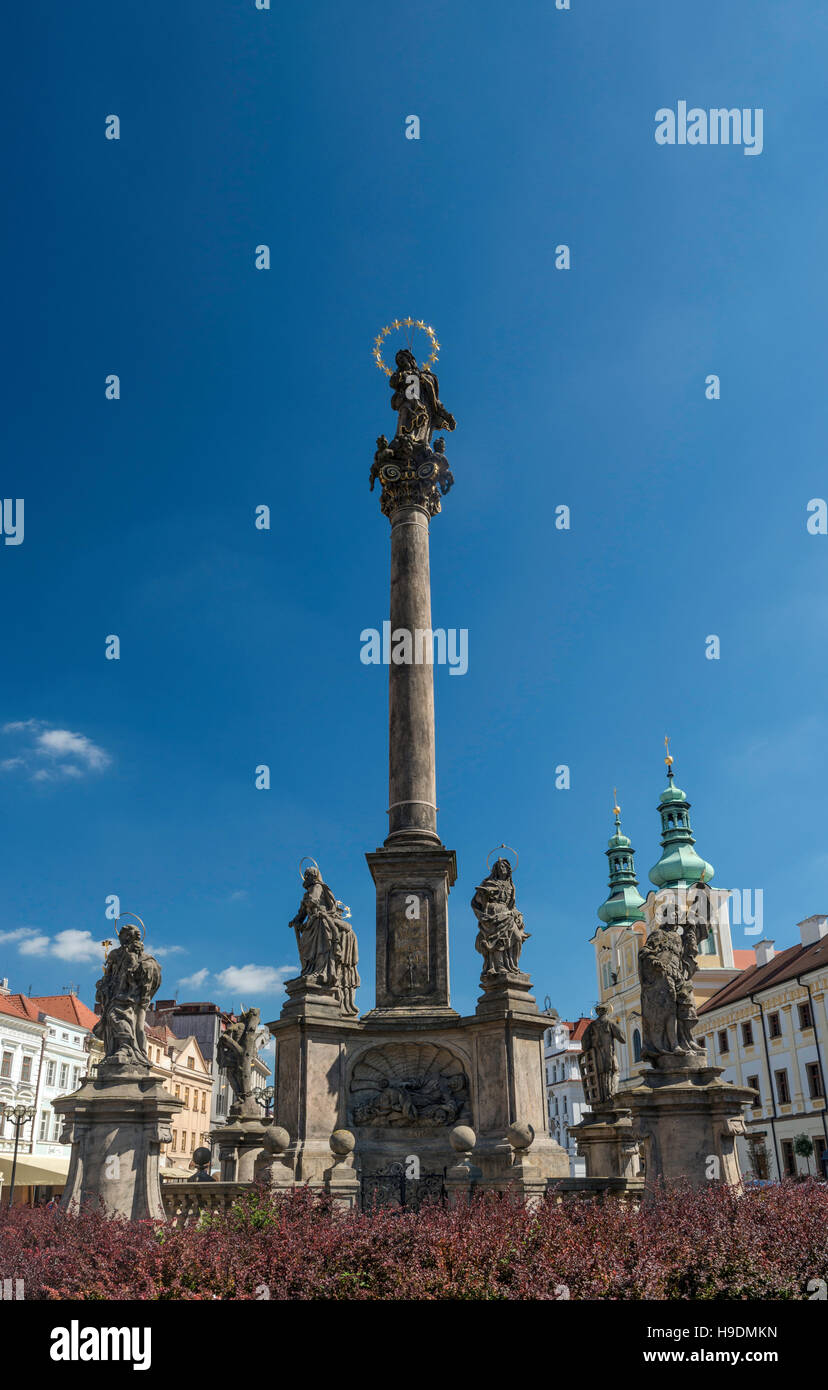 Colonne de la peste, l'église de l'assomption derrière, à Hradec Kralove, en Bohême, République Tchèque Banque D'Images