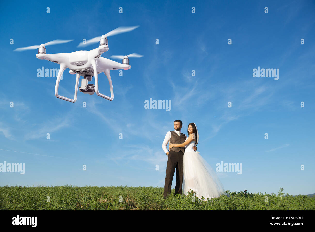 Drone planant à prendre des photos de couple de mariage dans la nature  Photo Stock - Alamy