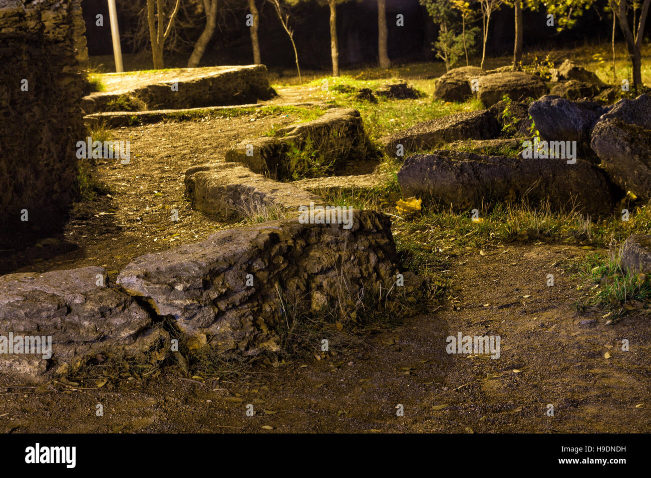 Ancienne vieille pierres de château en ruine dans le bois sur une sombre nuit effrayante. Banque D'Images Ancienne vieille pierres de château en ruine dans le bois sur une sombre nuit effrayante. Banque D'Images