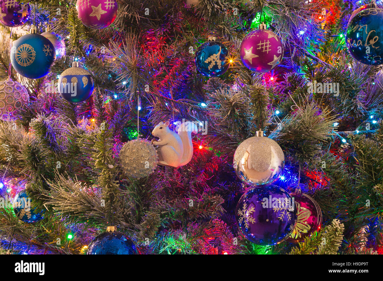 Détail de l'arbre de Noël avec de belles décorations et lumières Banque D'Images