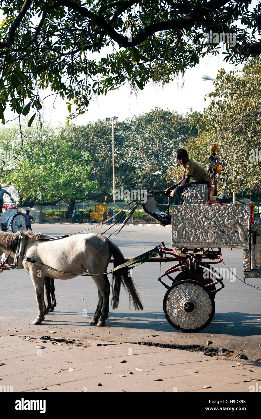 Un cheval dessiné char attend les rides à l'extérieur de Victoria monument à Calcutta, autrement connu sous le nom de Calcutta. Banque D'Images