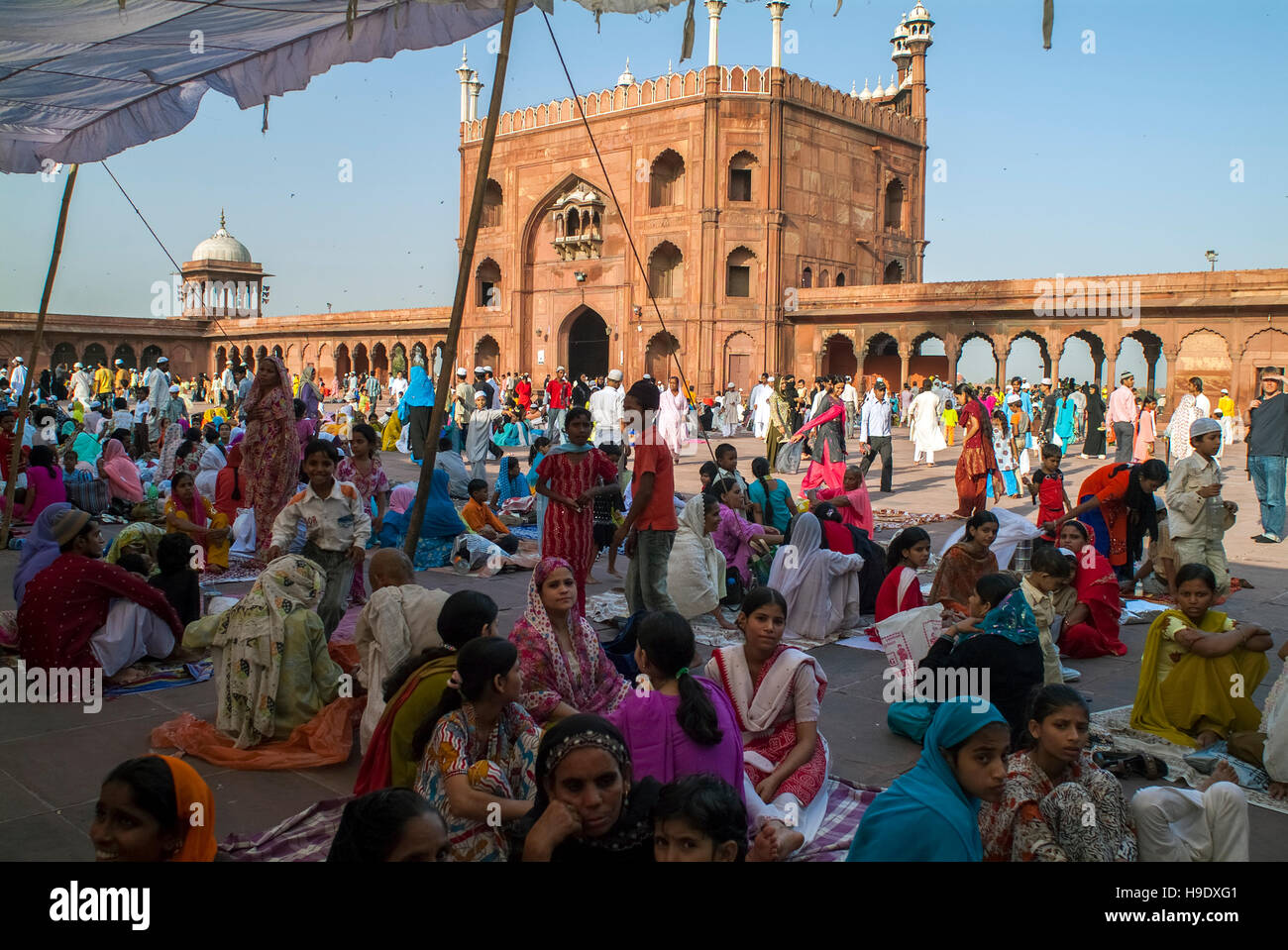 La prière du vendredi à New Delhi Jama Masjid, une mosquée construite entre 1644 et 1656 par l'empereur moghol Shah Jahan. Banque D'Images