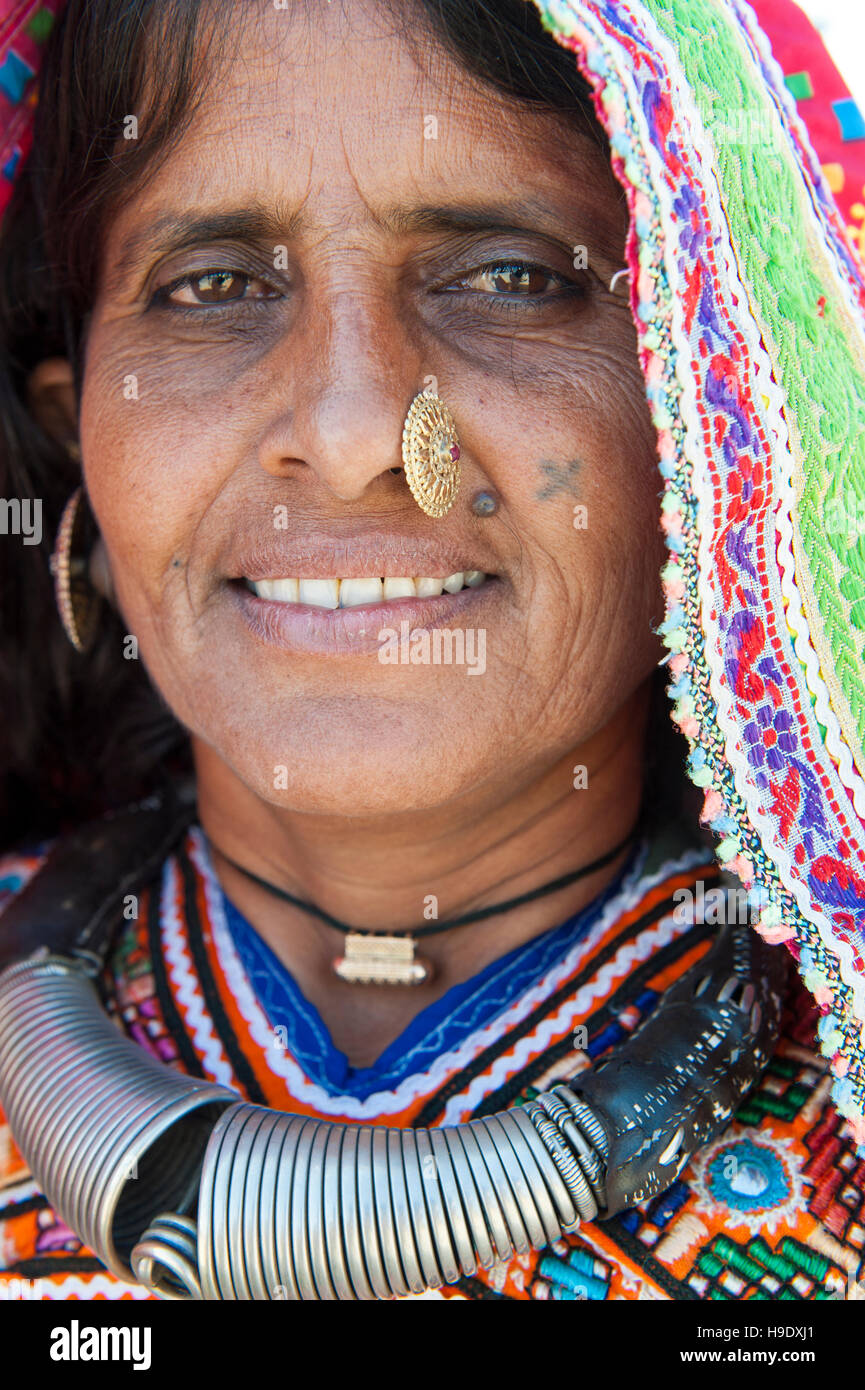 Une femme tribale Meghawal en robe traditionnelle à Hodka, une région semi-aride à la périphérie du Grand Raan de Kutch. Banque D'Images