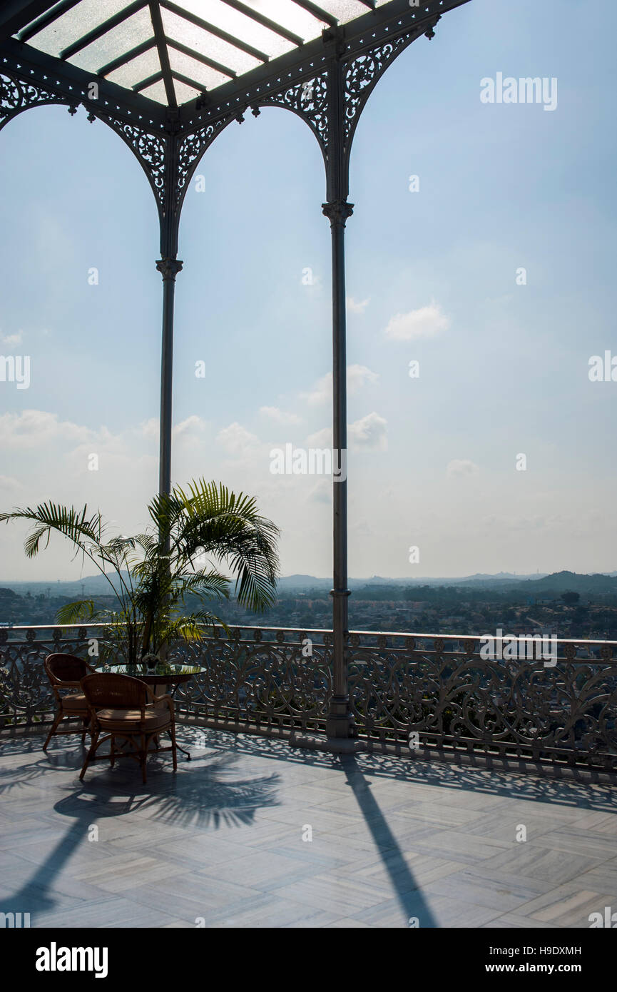 La terrasse du Falaknuma Palace à Hyderabad, Inde, un somptueux manoir construit en 1884, et maintenant un hôtel de luxe. L'Inde. Banque D'Images