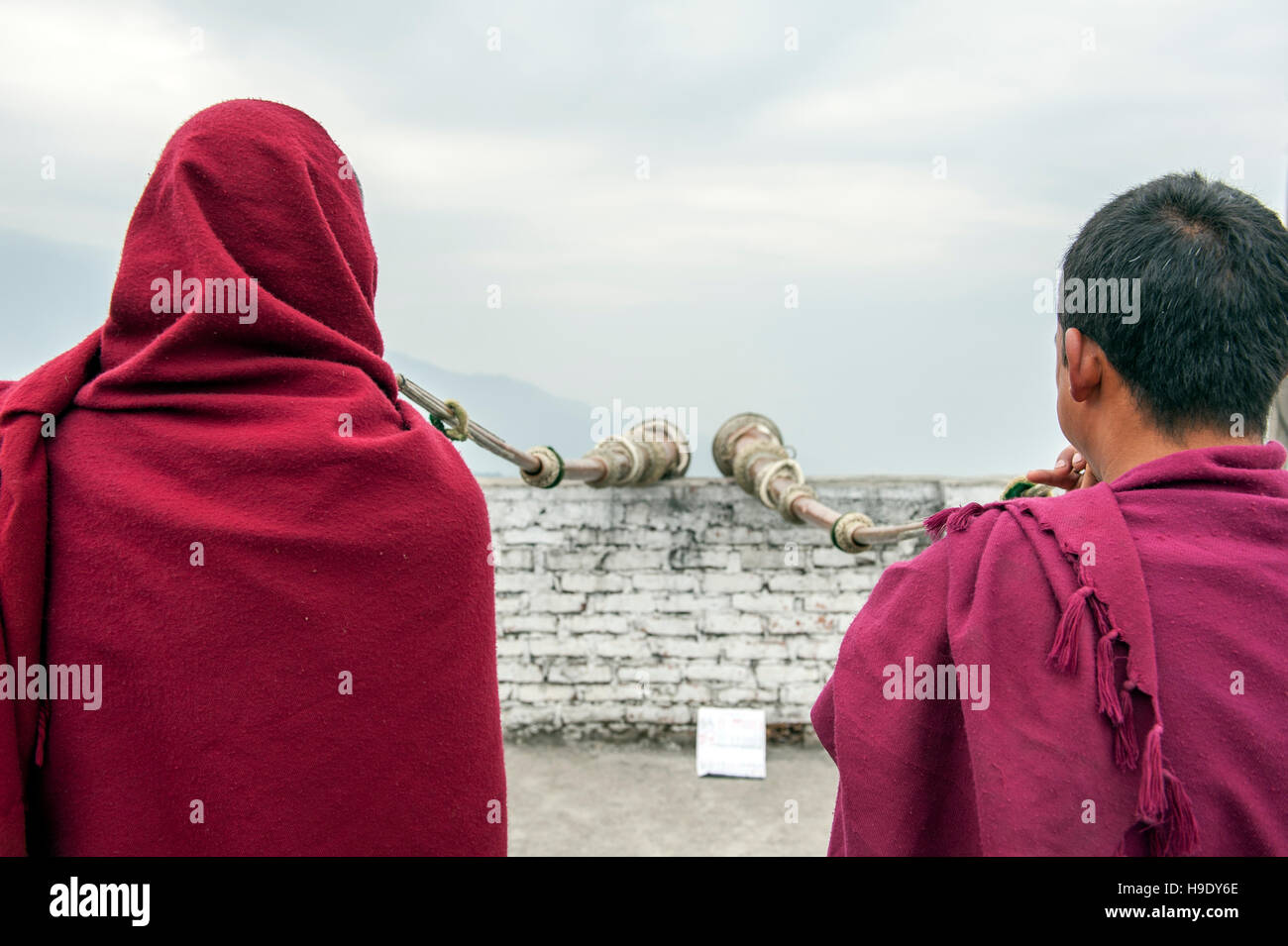 Deux jeunes moines temple coup au monastère de Tawang cornes à Tawang, Inde. Banque D'Images