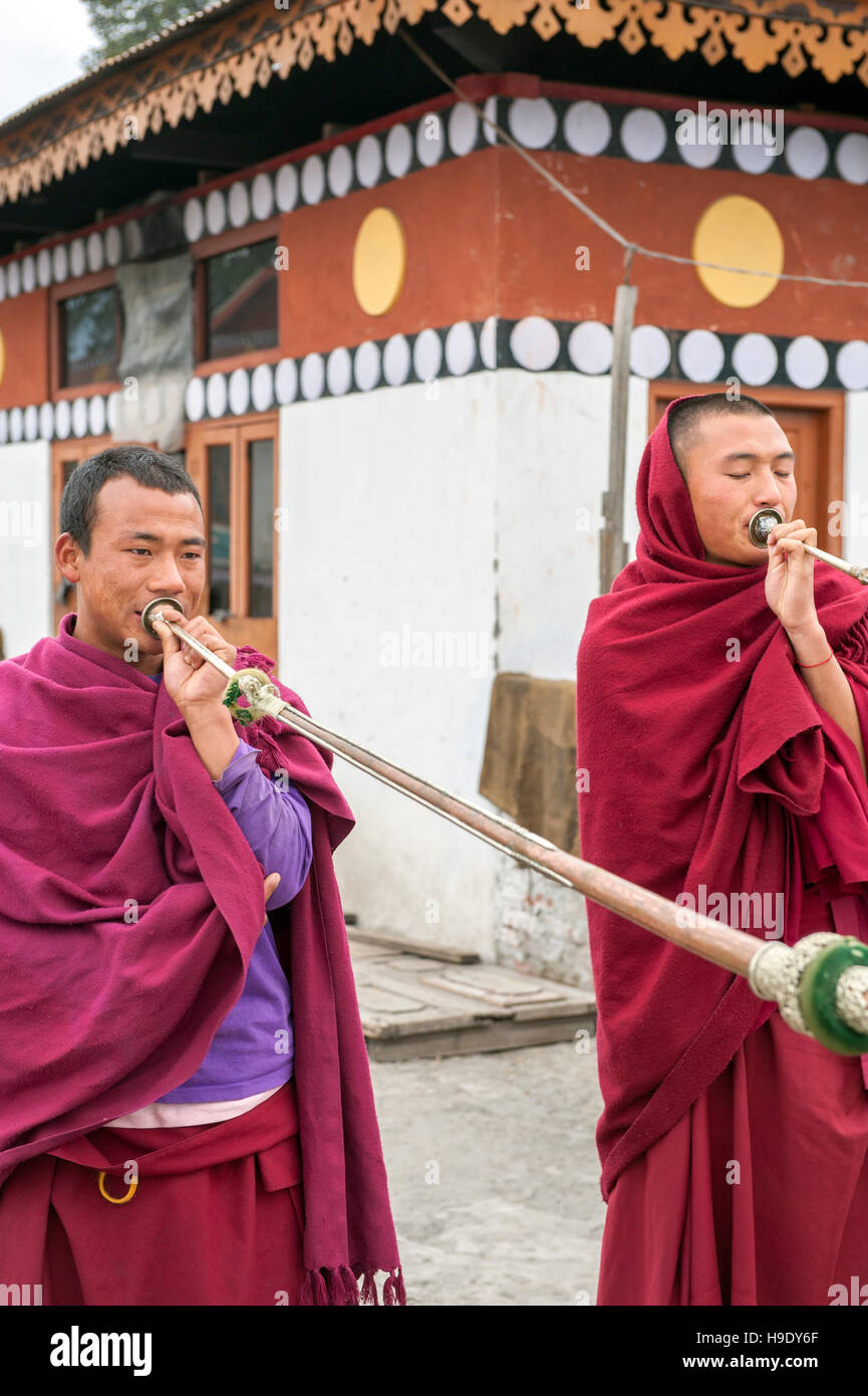 Deux jeunes moines temple coup au monastère de Tawang cornes à Tawang, Inde. Banque D'Images
