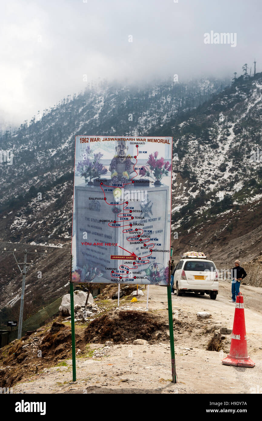 Un panneau de villes sur la route de trois jours à tawang, dans le nord de l'Arunachal Pradesh, Inde. Banque D'Images